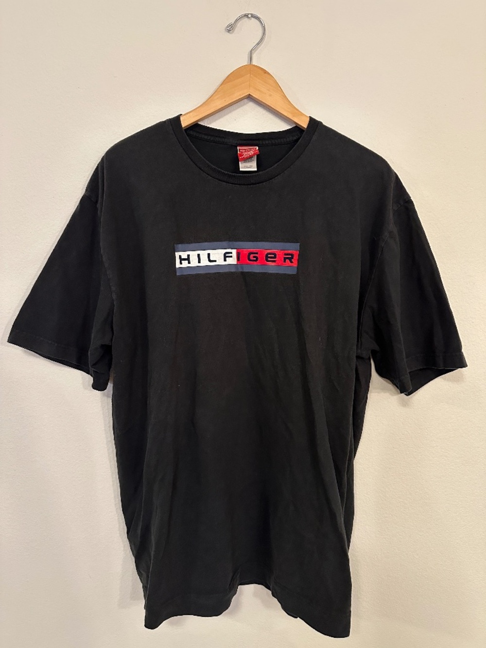 Vintage Y2K Hilfiger Denim Red Label Black Flag Logo T-Shirt L